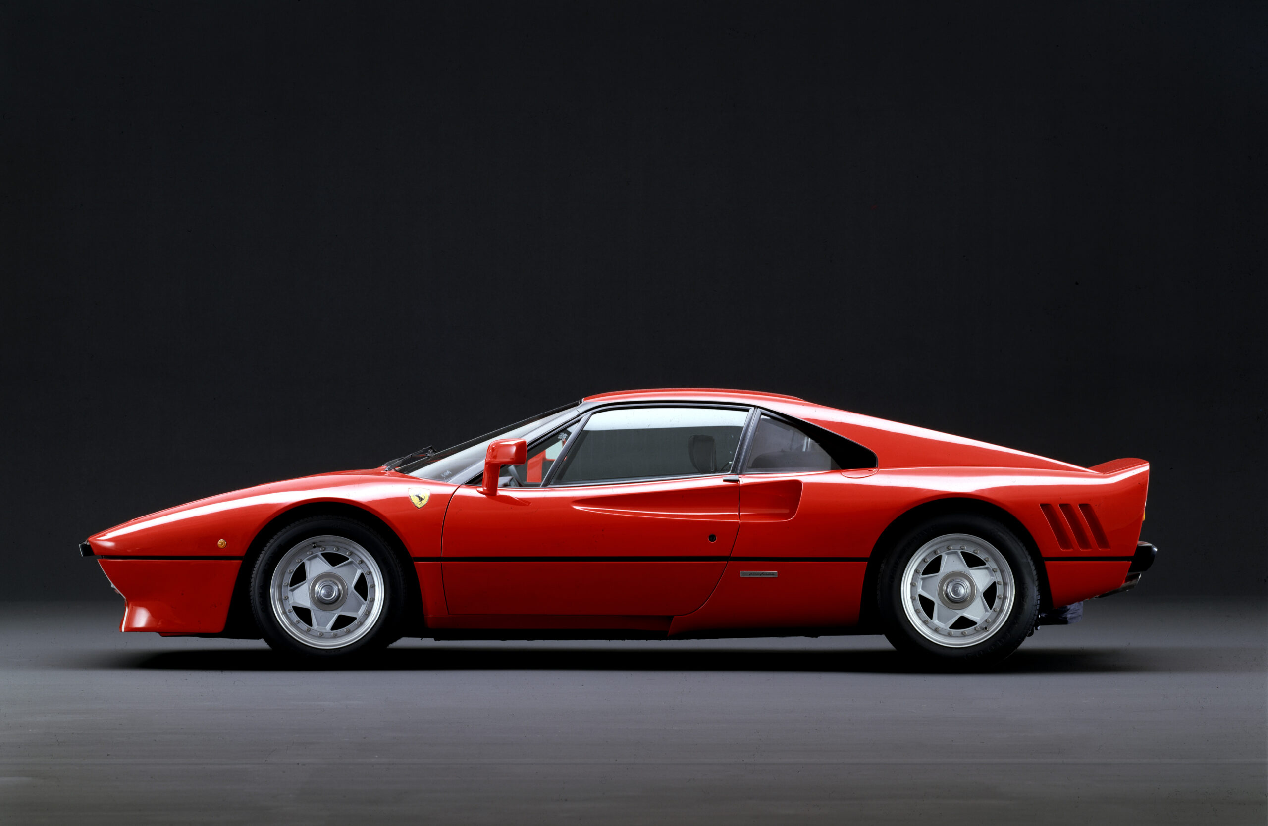 Automobilia アウトモビリア出版 Ferrari 288GTO Amazon.com: TAMIYA Ferrari 288 GTO Model Car 1/12 Red : Toys